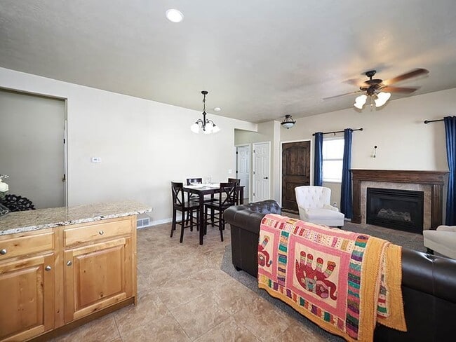 Building Photo - Perfect Town Home in Eagle Mountain