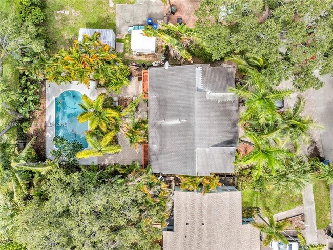 Building Photo - 307 SW 11th Ct