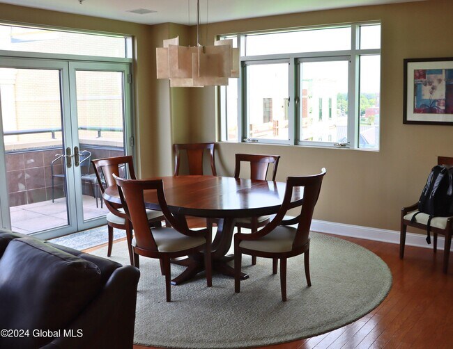 Building Photo - 18 Division St
