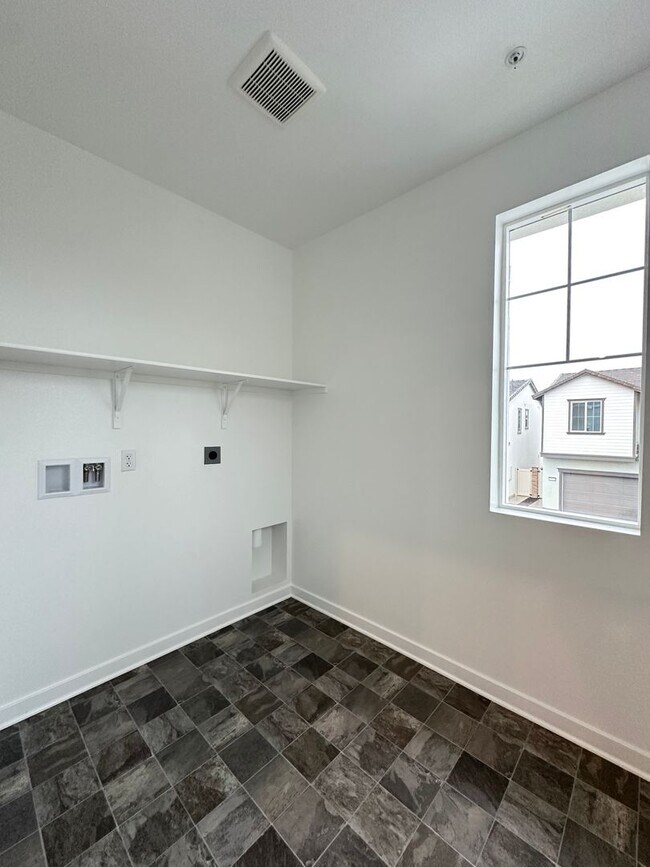 Building Photo - Brand-New Modern Home in Ontario – Solar Included!