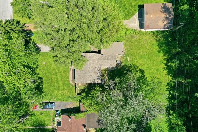 Building Photo - 1235 River Dr