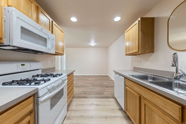 Building Photo - Spacious 3 bedroom Duplex