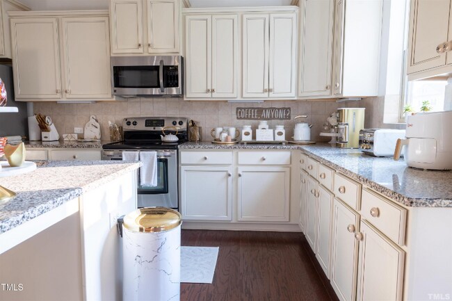 Building Photo - 2124 Longmont Dr