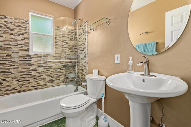 Building Photo - 6744 E Vernon Ave