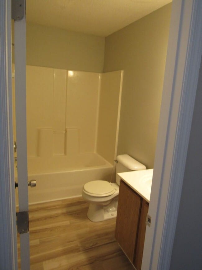 Building Photo - 2 Br 3 BA Townhouse Hunters Creek