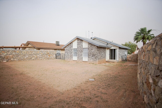 Building Photo - 10957 Chippendale Ave