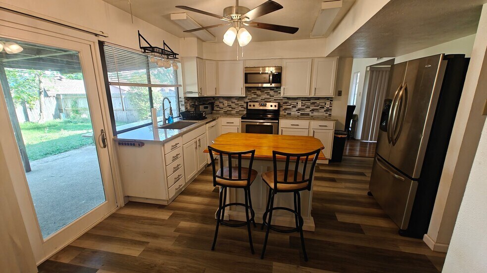 Building Photo - 2705 Treeview Dr