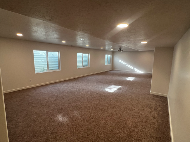 Building Photo - Modern 5 bedroom home for rent in Spanish ...