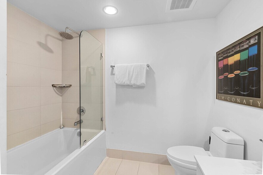 Building Photo - 2602 Hallandale Beach Blvd