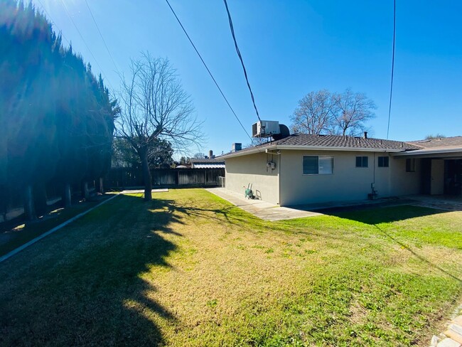 Building Photo - 3 Bedroom, 2 Bath Southside Home Near Scho...