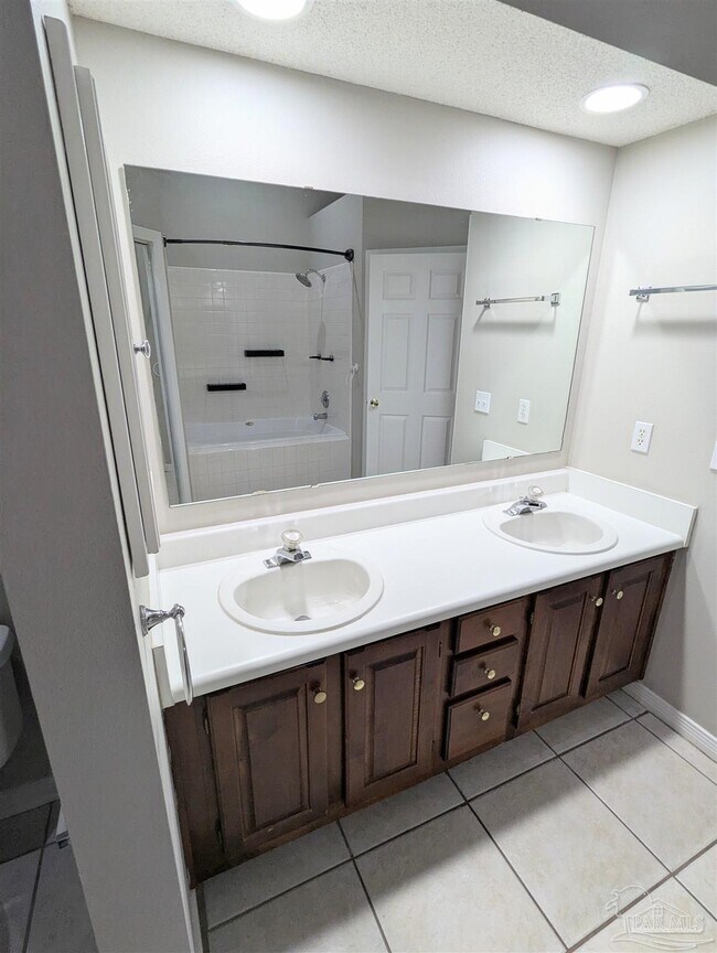 Building Photo - 1909 Southwind Cir