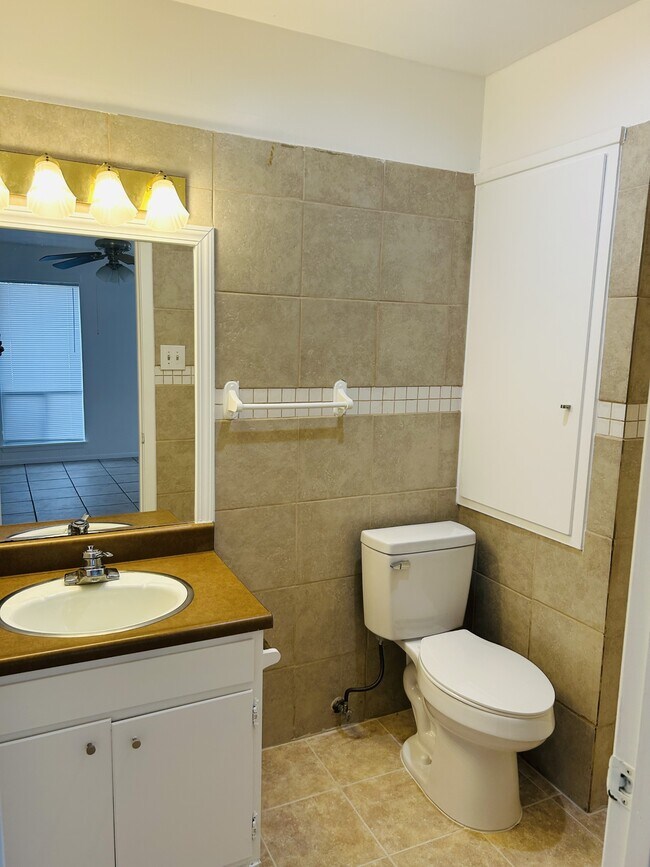 Building Photo - 1008 Clayton Nolen Dr