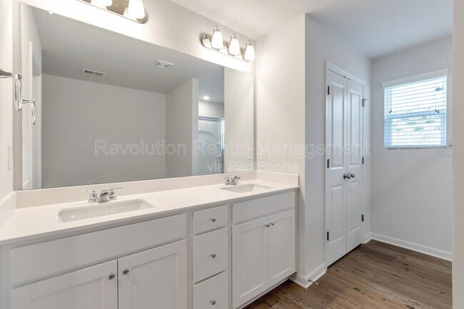 Building Photo - 101 Tumbling Waters Trl