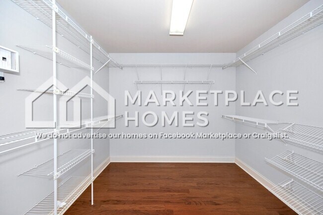 Building Photo - 1015 Ashenbury Park