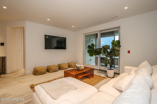 Building Photo - 33 Cooper Ave