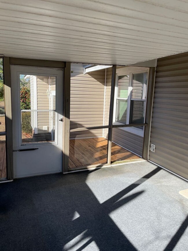 Building Photo - 3 Bedroom / 2 Bath Ranch