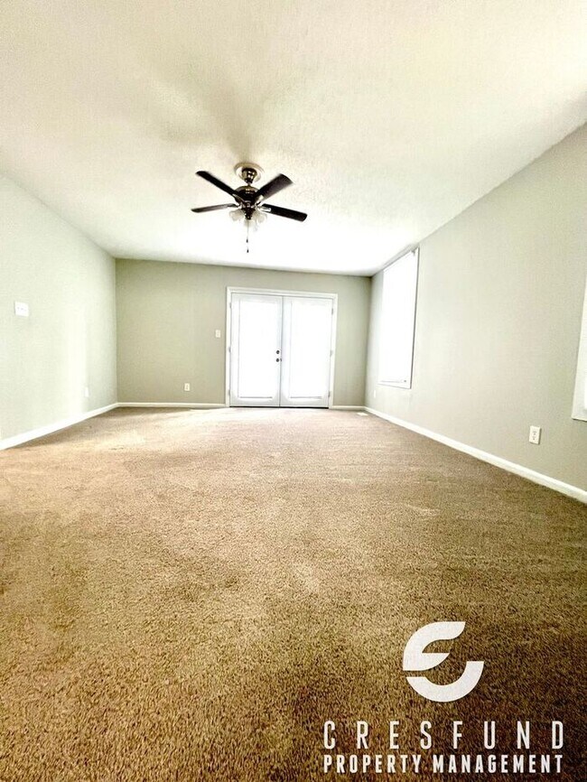 Building Photo - 3 Bedroom Available For Move In TODAY! You...