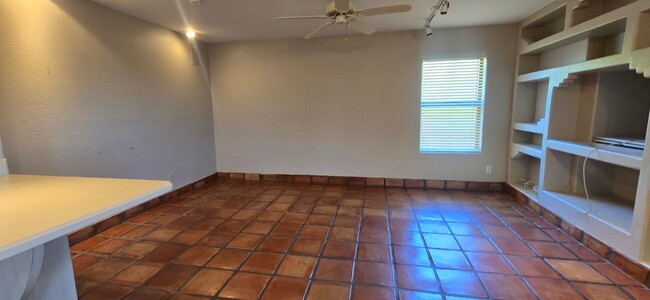 Building Photo - UNFURNISHED GREAT SINGLE FAMILY HOME
