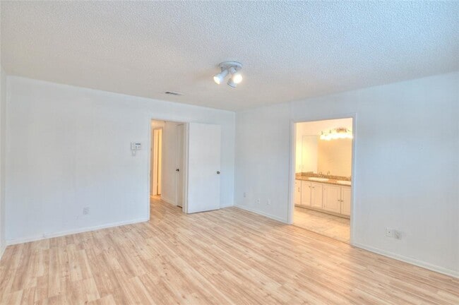 Building Photo - 1141 Country Pl Dr