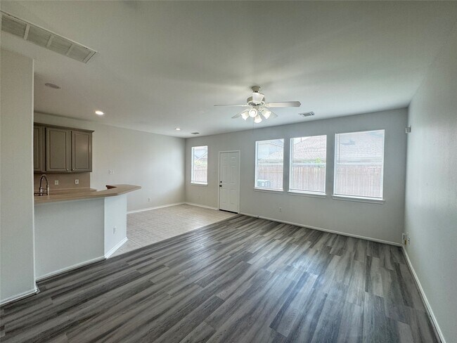 Building Photo - 5715 Vinemont Ln