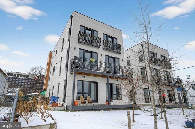 Building Photo - 911 S Oak St