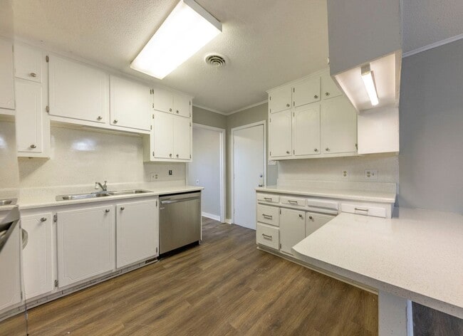 Building Photo - 67 Mohawk Dr