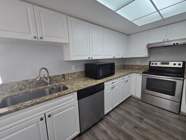 Building Photo - 1400 Crestwood Ct S