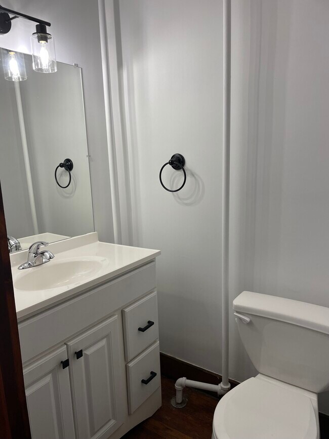 Half Bath (1st Floor) - 1380 Diamond Station Rd