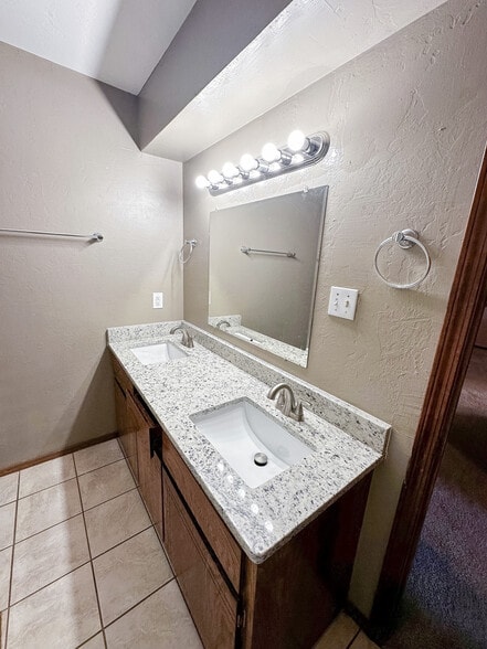 Building Photo - 4510 SW Wendy Dr