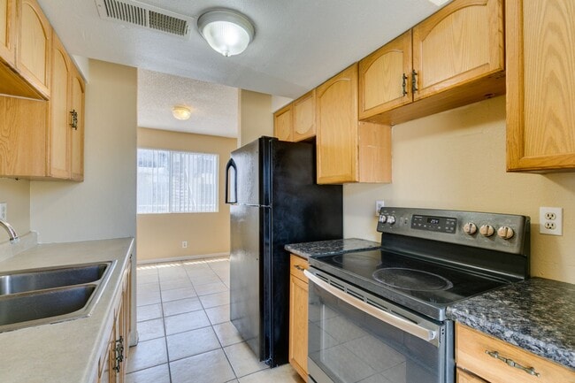 Building Photo - Cozy 2BR/2BA in Spring Valley Near the Strip