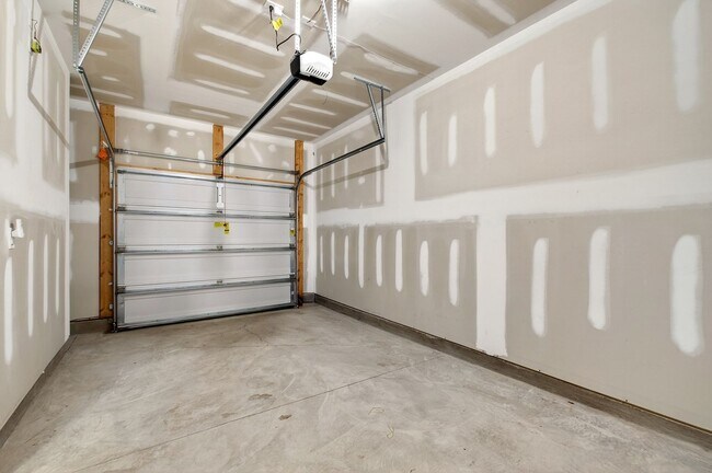 Building Photo - Beautiful Modern 3BR Townhome in the Heart of Wendell!