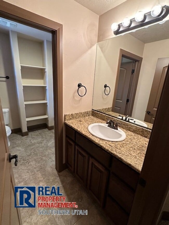 Building Photo - Washington Townhome