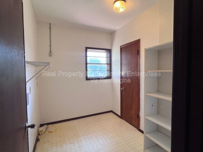 Building Photo - 204 Wolf Ln