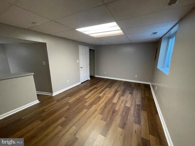 Building Photo - 10075 Maple Leaf Dr