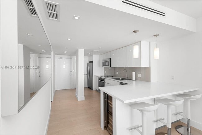 Building Photo - 1000 West Ave