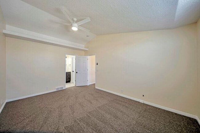 Building Photo - Awesome remodel home in great location w a...