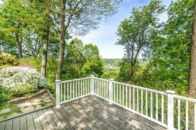 Building Photo - 122 Rivercrest Dr