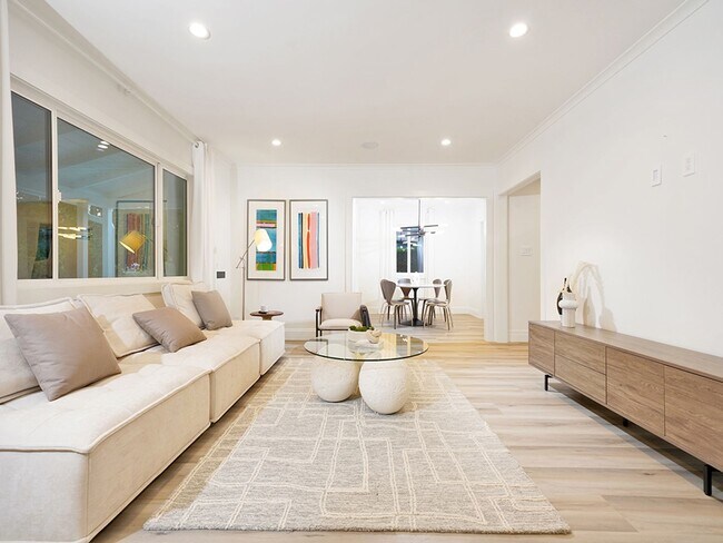 Building Photo - Luxe 5+4.5 w/detached studio, downstairs e...