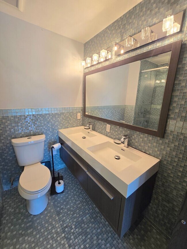 Building Photo - Amenities abound! Spacious, 2-bed & 2.5-ba...