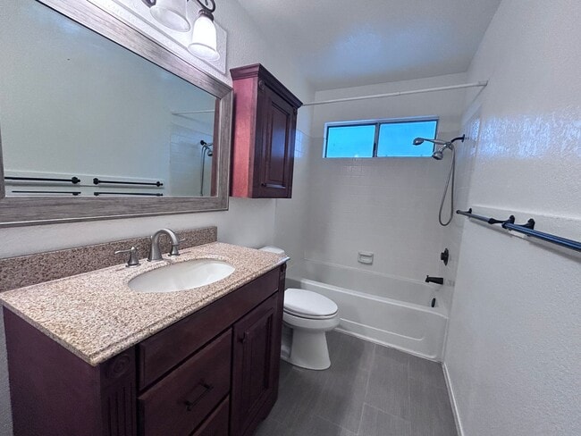 Building Photo - 1/3 OFF ONE MONTH RENT IF APPROVED AND MOVED IN BY 12/25