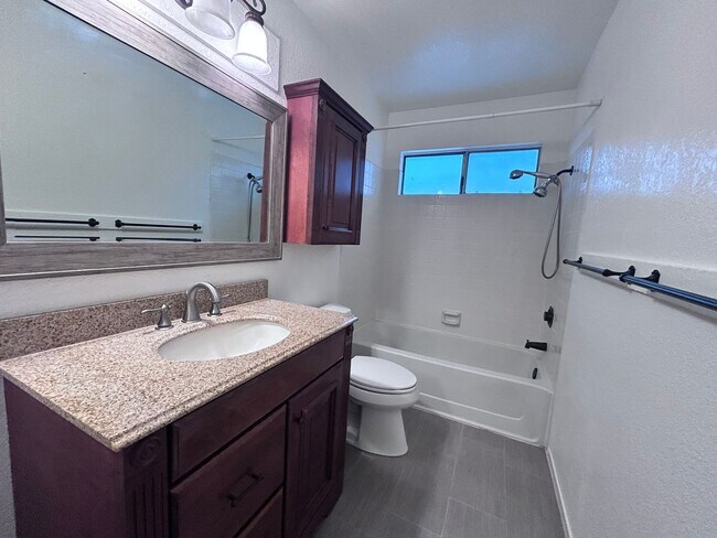 Building Photo - Three Bedroom Two Bathroom Home in Antelope