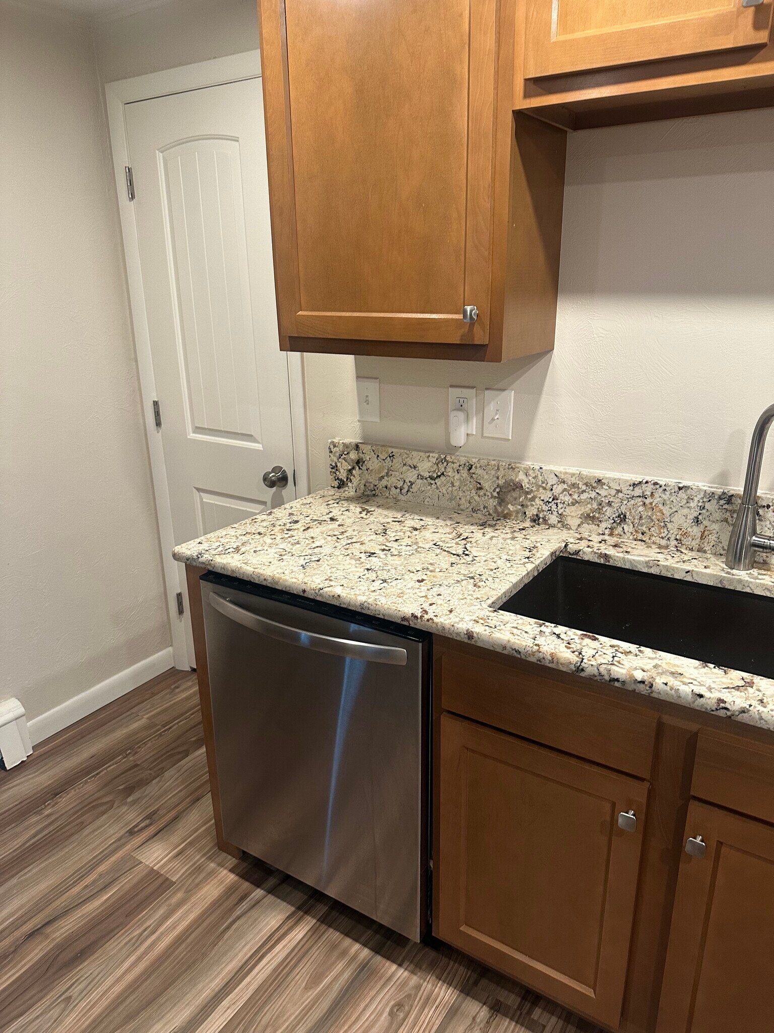 Building Photo - 705 Custer Ave