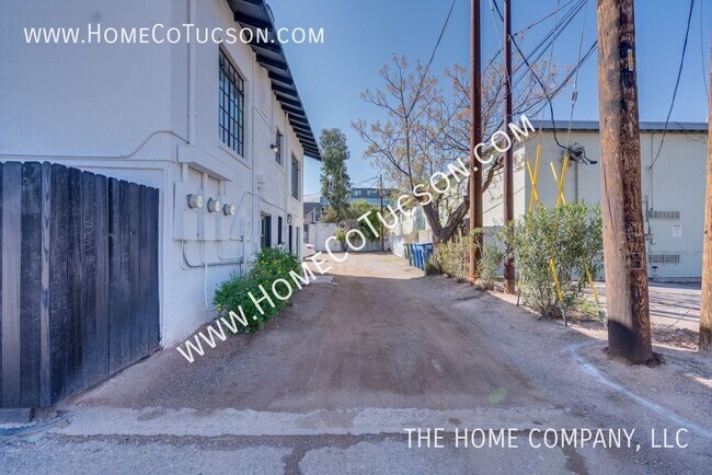 Building Photo - 940 E Florita St