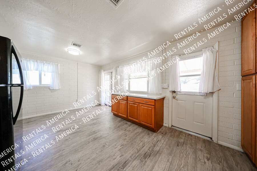 Building Photo - 7901 E Kimsey Ln