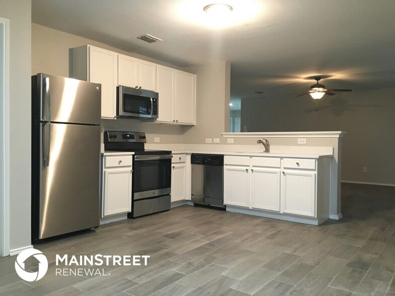 Building Photo - 1111 Antoinette Dr