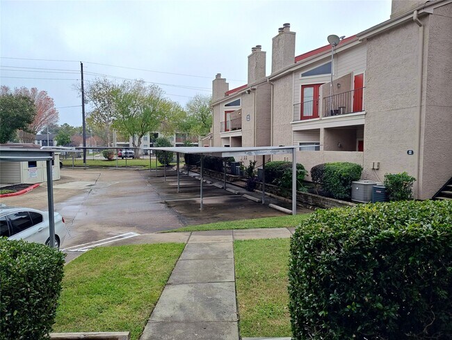 Building Photo - 10855 Meadowglen Ln