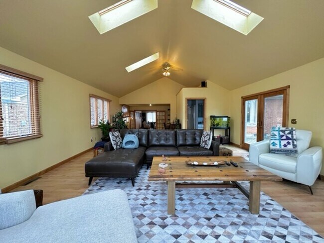 Building Photo - Beautiful / Spacious 3 Bed 3 Bath Ranch Style Single Family Home!