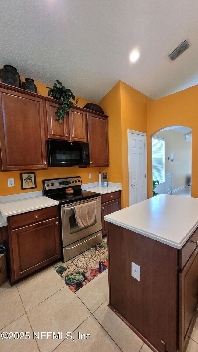 Building Photo - 8247 Hedgewood Dr