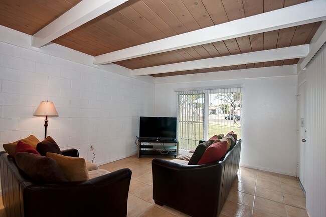 Building Photo - Villas Del Mar