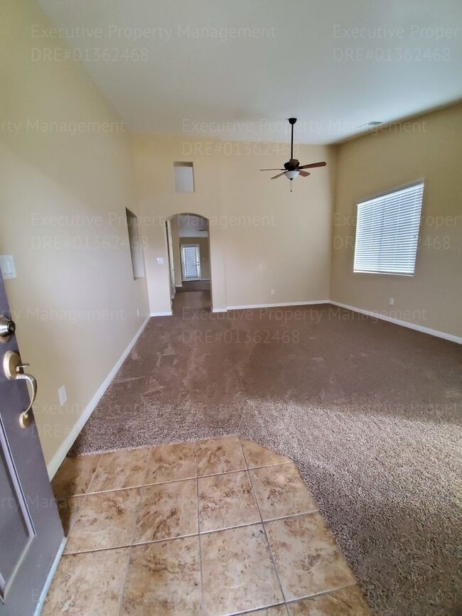 Building Photo - Spacious 4 bedroom 2 bathroom home